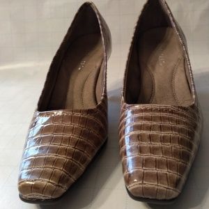 Aerosoles Envy Croc Pattern 2 1/2" Brown/Tan heels 5M